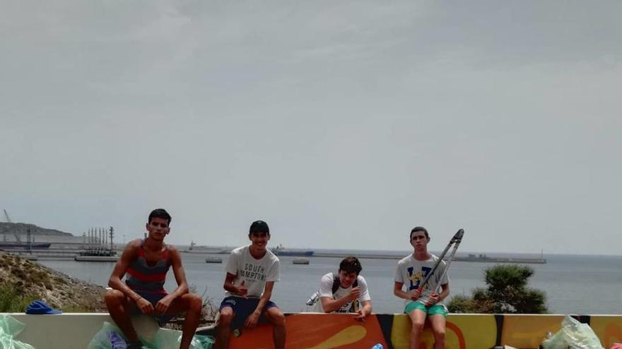 Los jóvenes de Cartagena que han impulsado la iniciativa de limpieza en playas.