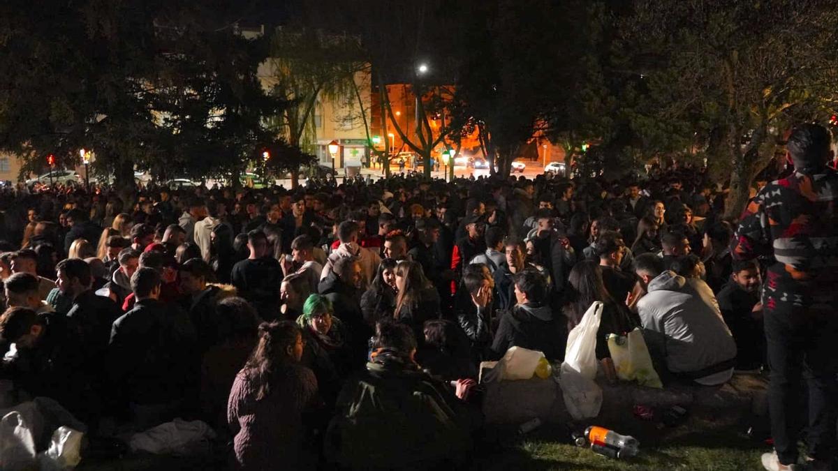 Miles de personas asisten al botellón de San Martín de Jueves Santo durante la Semana Santa de Zamora 2022.