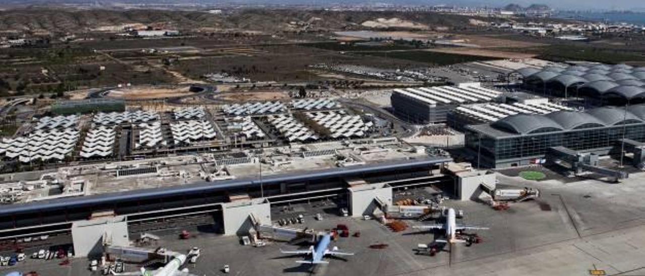 Vista aérea de la antigua terminal del aeropuerto de Alicante-Elche, cerrada desde abril de 2011.