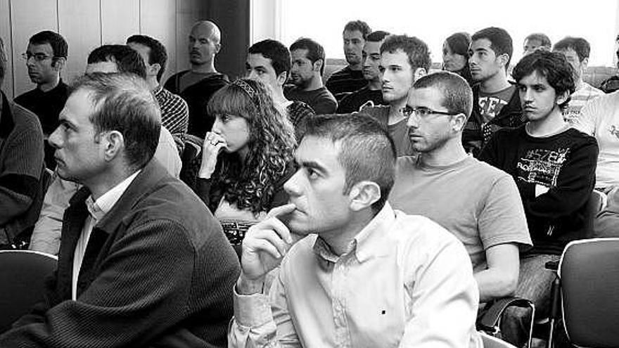 Asistentes a la presentación del proyecto «Stars» en la Politécnica de Viesques.