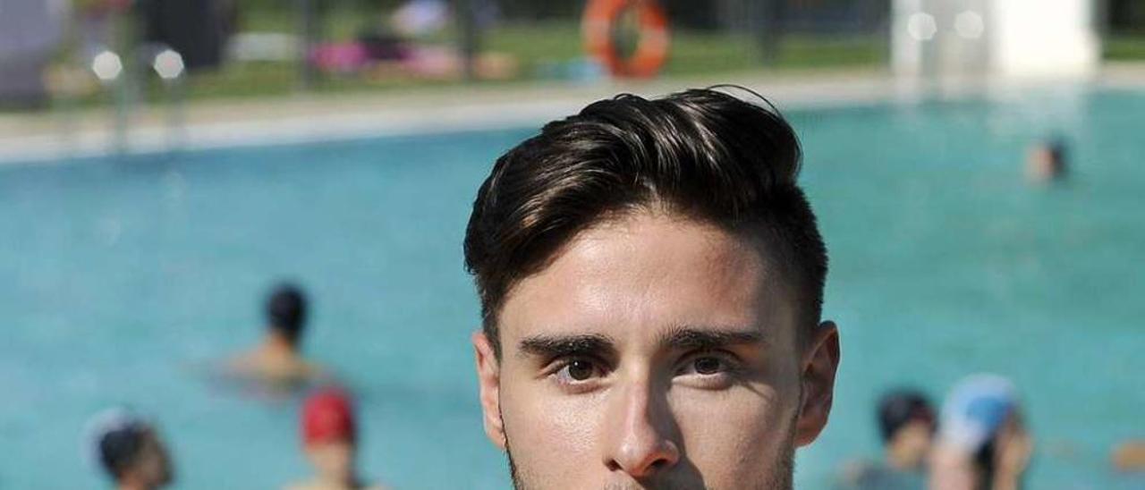 Alejandro Lamas ejerce de socorrista en la piscina de Lalín hasta el mes de agosto. // Bernabé/Javier Lalín