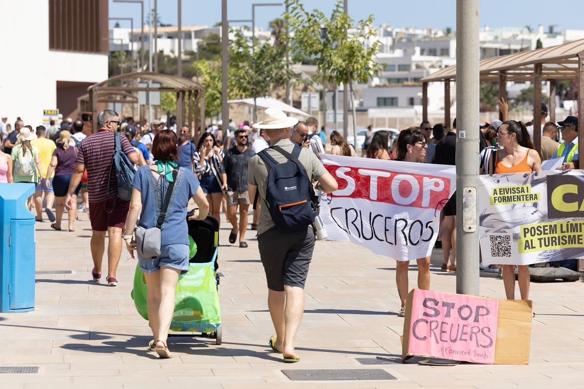 Pancartas contra la masificación de cruceros en Ibiza