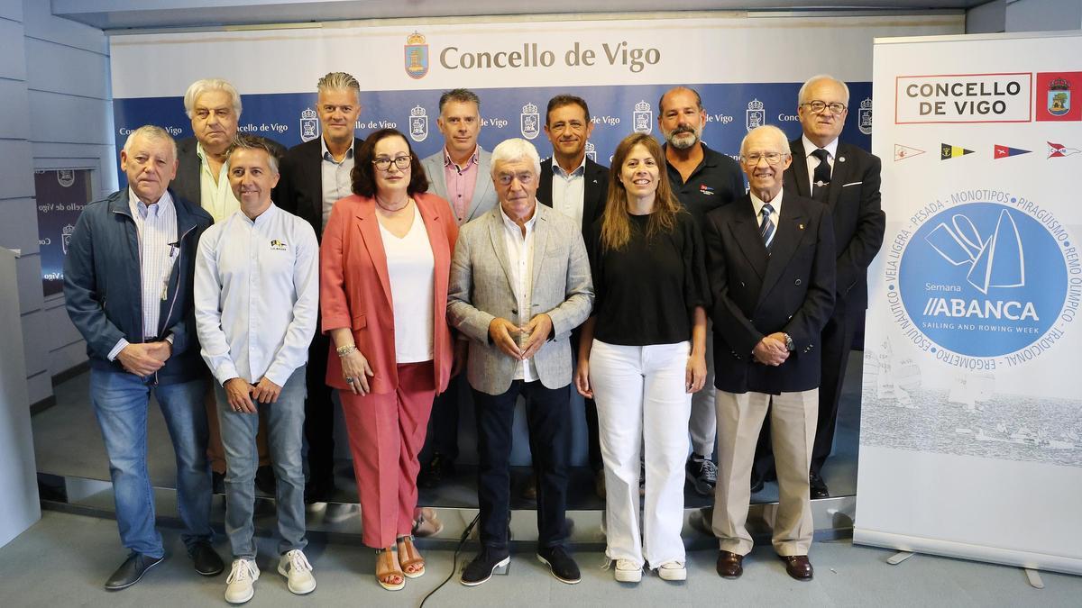 El concelleiro M. Fernández (centro) con representantes de clubes, federaciones y patrocinadores.