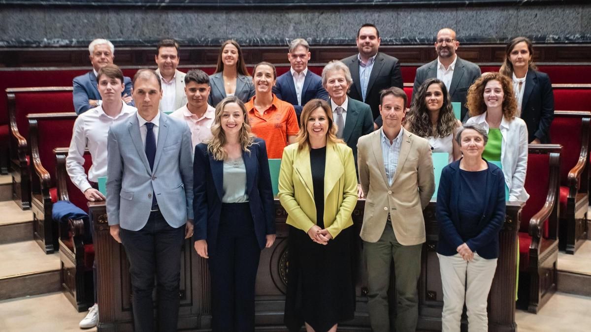 Todos los premiados, junto con las autoridades