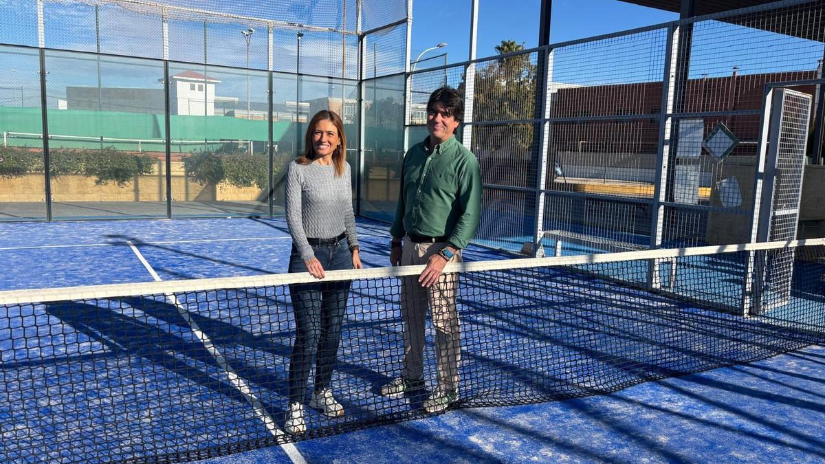 L'alcaldessa d'Almassora, Maria Tormo, al costat del regidor d'Esports, Francisco Soriano, han visitat estes instal•lacions esportives.