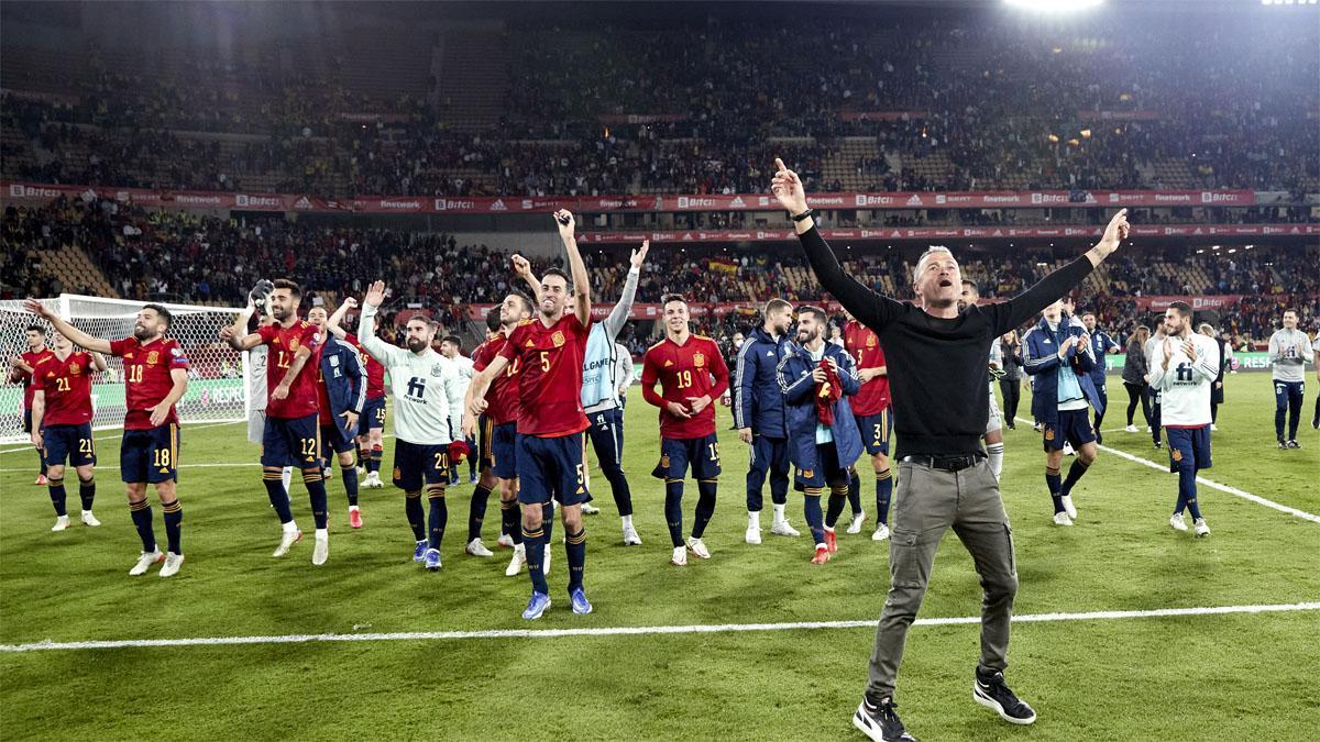 Luis Enrique celebra con sus jugadores la clasificación de España