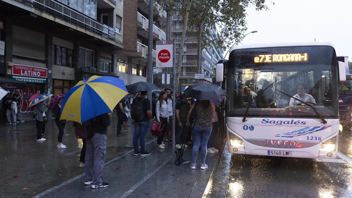 Aglomeraciones en la Sagrera para coger los autobuses en dirección al Vallés por el corte de la R3 de Rodalies