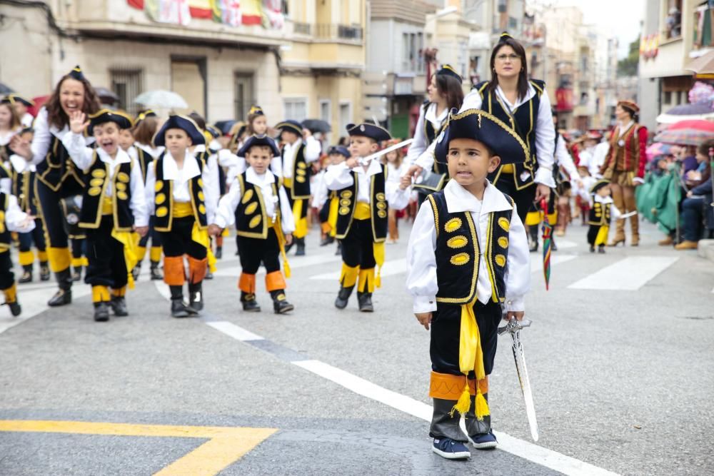 Los niños de todas las comparsas consiguen lucirse durante el Desfile Infantil a pesar del tiempo