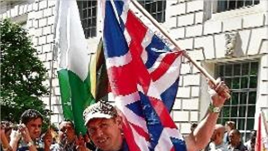 La Union Jack i la bandera de la UE, a la London Pride Parade.