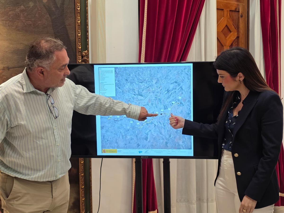 Ángel Meca y María Hernández explican sobre el mapa las características del canal planificado por el MITECO.