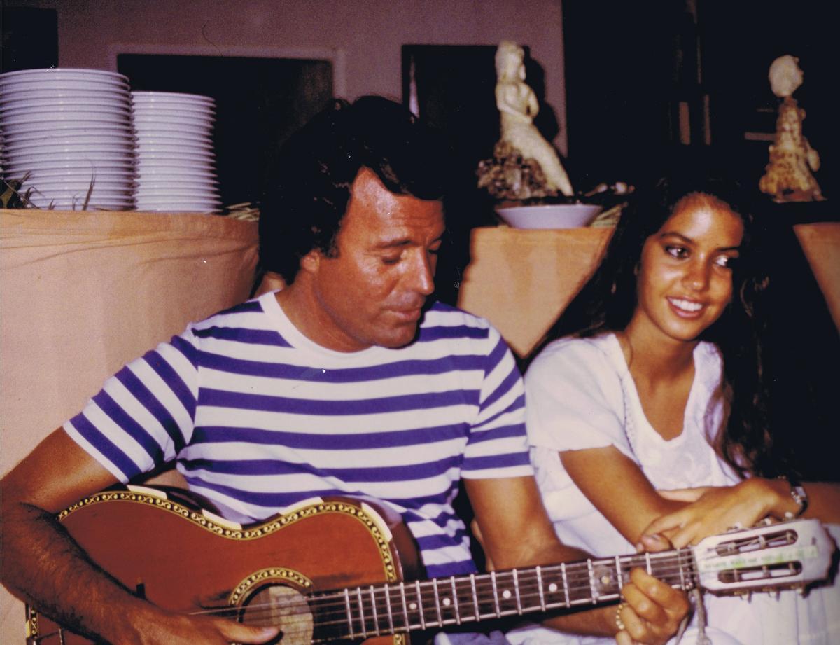Julio Iglesias, tocándole a su novia Vaitiare.