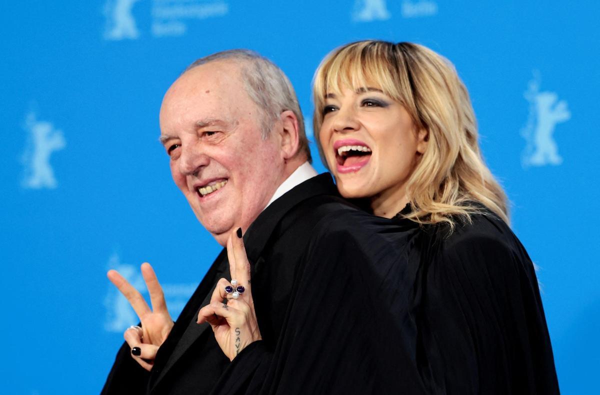 达里奥·阿基多 (Dario Argento) 和他的女儿艾莎·阿基多 (Asia Argento) 出席柏林电影节《Occhiali neri》(墨镜) 首映式。