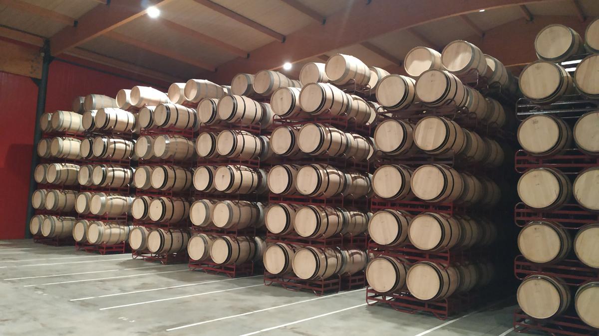 En las barricas de roble francés y americano se rebela el sabor, los colores, los matices y la elegancia de sus vinos.