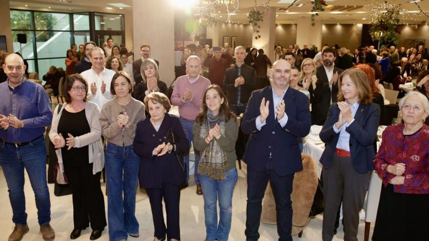 Por la izquierda, Luis Ramón Fernández Huerga, Begoña Fernández, Dolores Carcedo, Paz Fernández Felgueroso, Inés Rey, Monchu García, Carmen Romero y Matilde Fernández, ayer, en la comida navideña del PSOE. | JUAN PLAZA