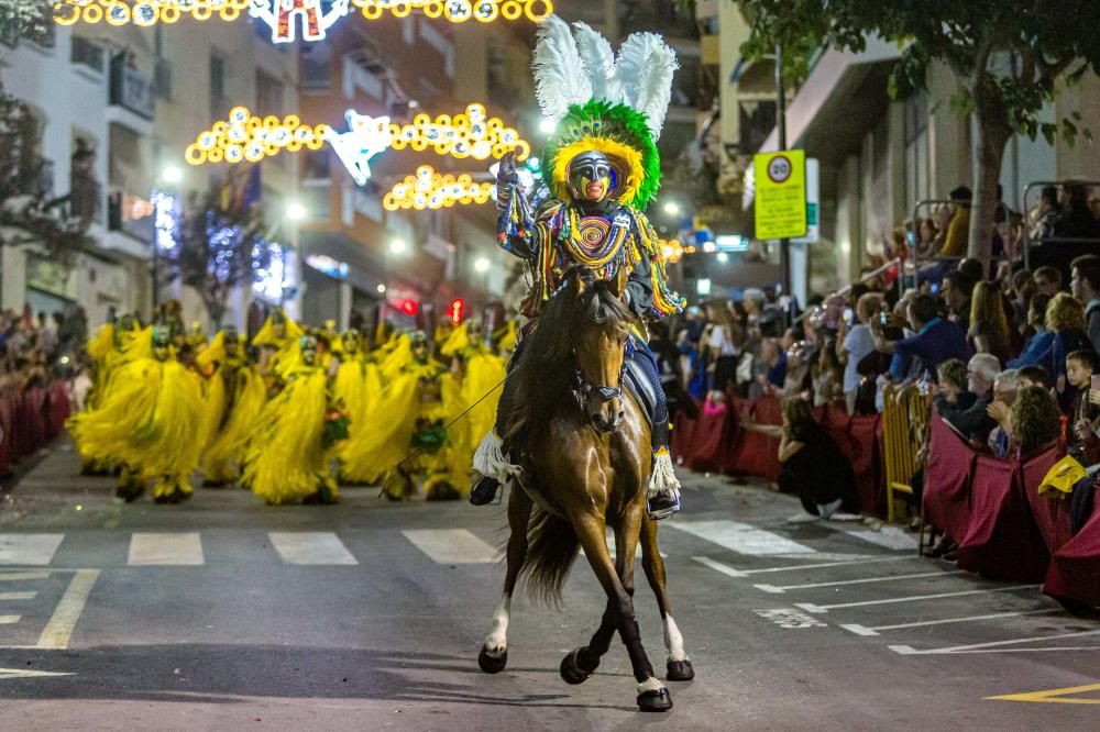 Calp se entrega a las huestes festeras en la Entrada de Moros y Cristianos