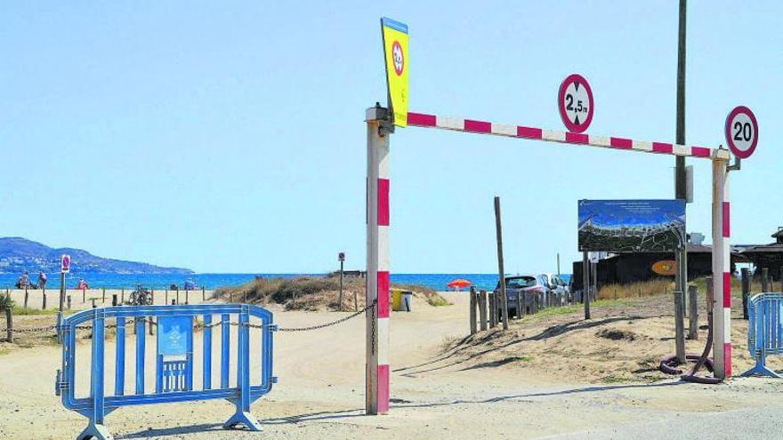 L’accés a la platja de la Rubina des d’Empuriabrava, amb restriccions per a autocaravanes. | SANTI COLL