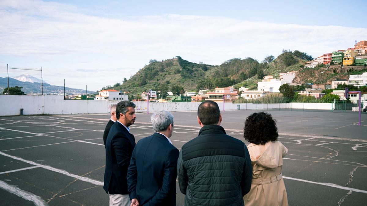 Representantes políticos el pasado año en la cancha del colegio de Las Mercedes.