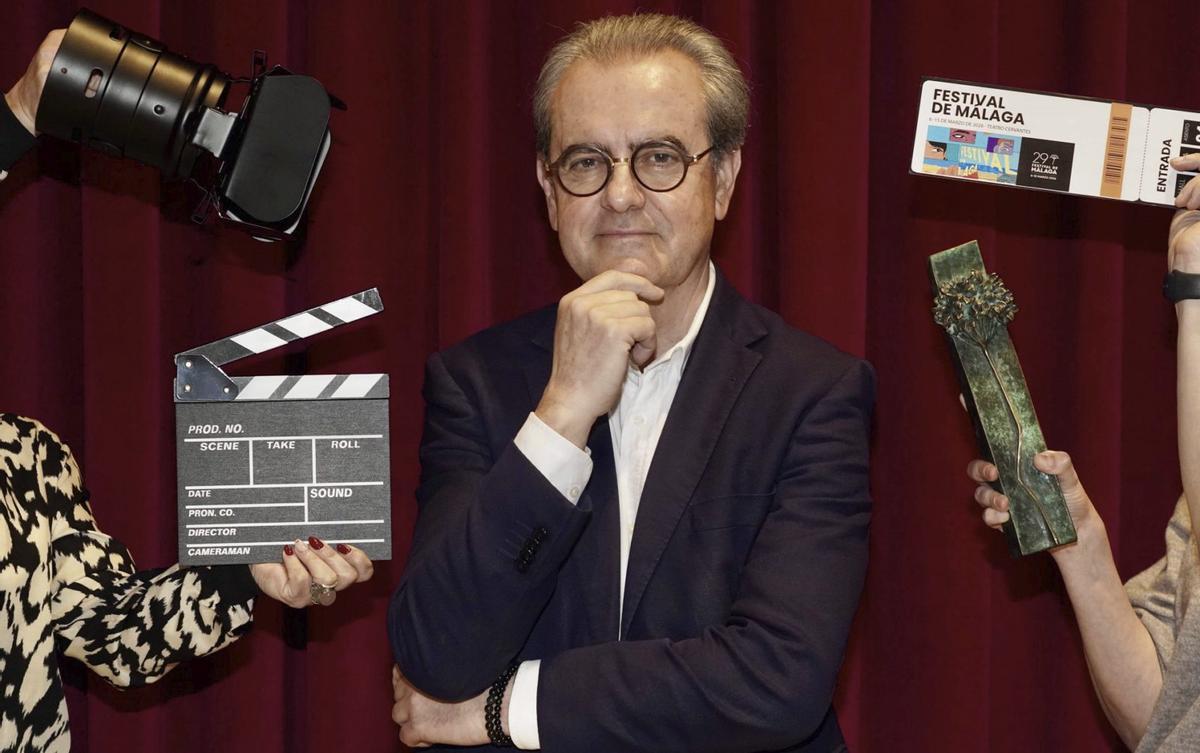 El director del Festival de Málaga, con algunos emblemas del certamen. | ÁLEX ZEA