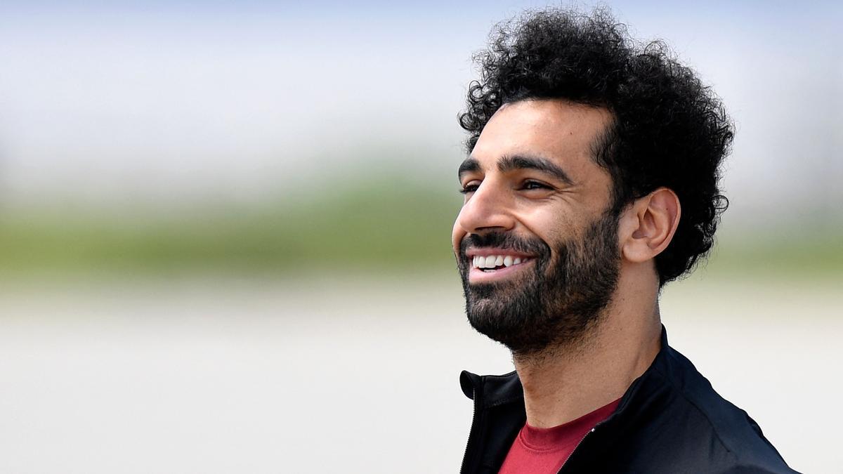 Mo Salah, a punto de subir al avión del Liverpool con destino a París.