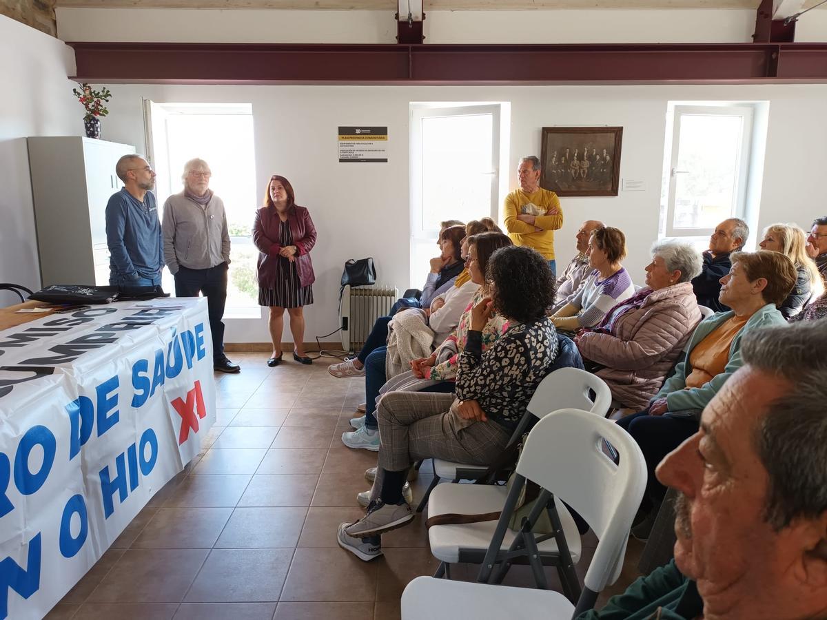 Representantes políticos y vecinales, interviniendo ayer en la Casa da Unión.