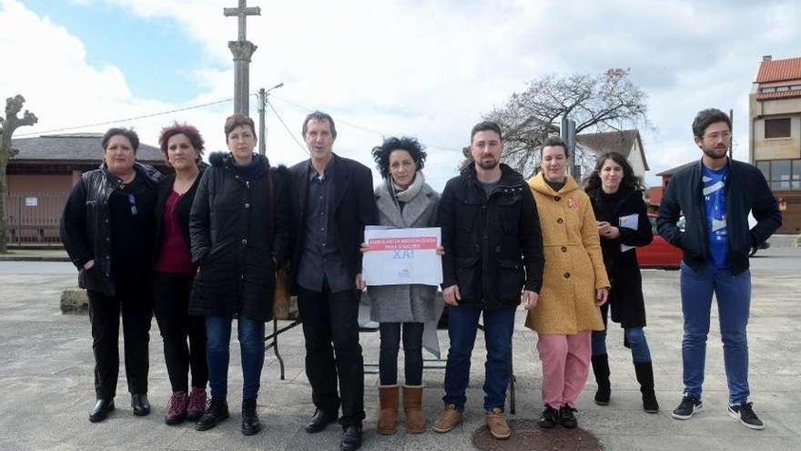 Xoán Manuel Vázquez Sevillano, en el centro, con los participantes en la mesa informativa. // Noé Parga