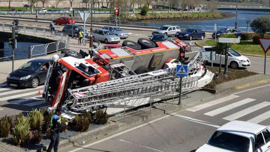 Bomberos vuelcan en el desfile de su patrón