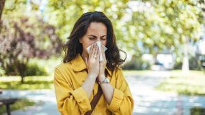 Una mujer con alergia