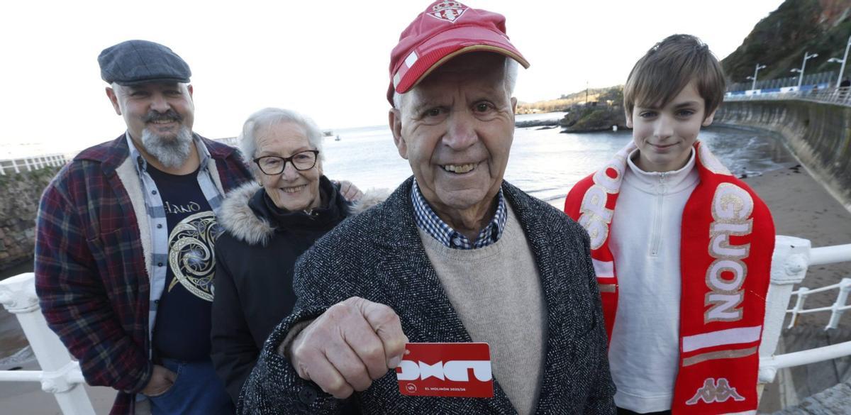 Por la izquierda, Víctor Manuel Suárez, Aidé García, Manuel Suárez Muñiz, con su carné del Sporting en la mano, y Asier Isidro Suárez, con la playa de Candás a sus espaldas. | LUISMA MURIAS