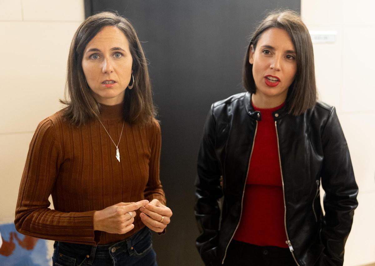 La secretaria general de Podemos y diputada, Ione Belarra, y la eurodiputada de Podemos, Irene Montero, en declaraciones a medios en el Congreso.