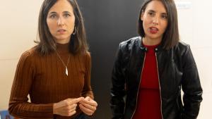 La secretaria general de Podemos y diputada, Ione Belarra, y la eurodiputada de Podemos, Irene Montero, en declaraciones a medios en el Congreso.