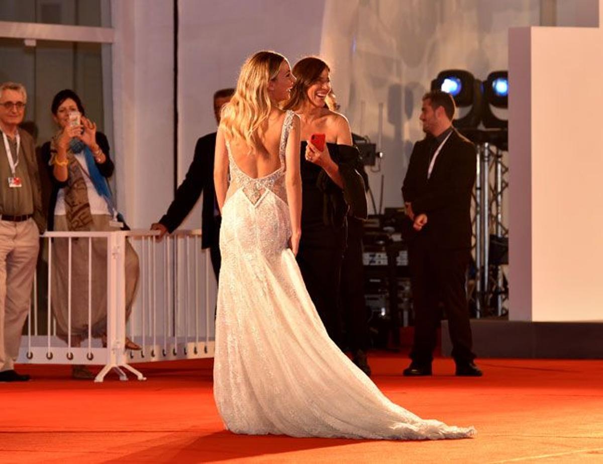 La espalda del vestido de Alice Campello en Venecia