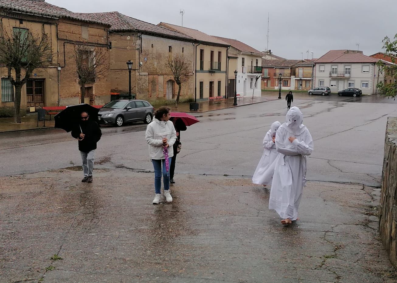 GALERÍA | Los Penitentes de Villarrín procesionan en la iglesia