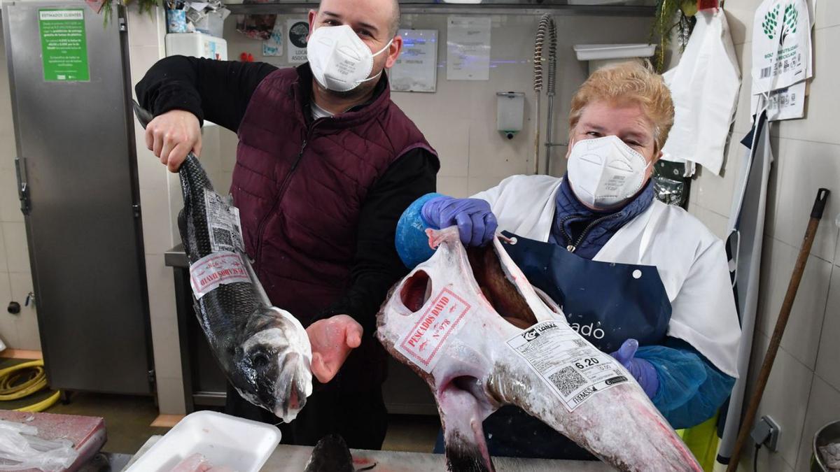 Dos vendedores muestran pescado en el mercado de San Agustín. |   // VÍCTOR ECHAVE