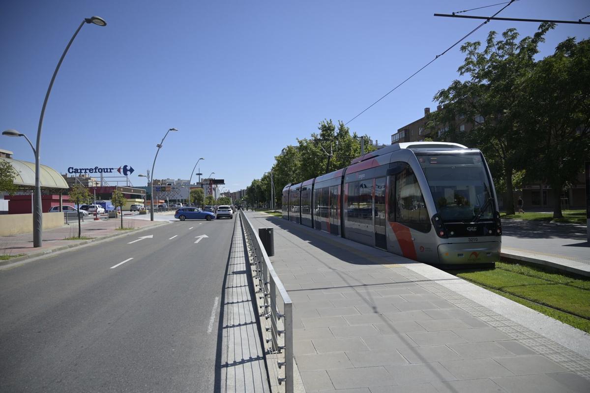 El tranvía circula junto al Carrefour del Actur en una imagen de archivo