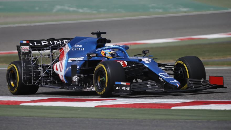 Fernando Alonso rueda con su Alpine en Sakhir.