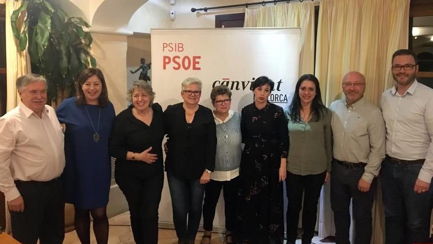 Francina Armengol y José Hila posan con las premiadas.