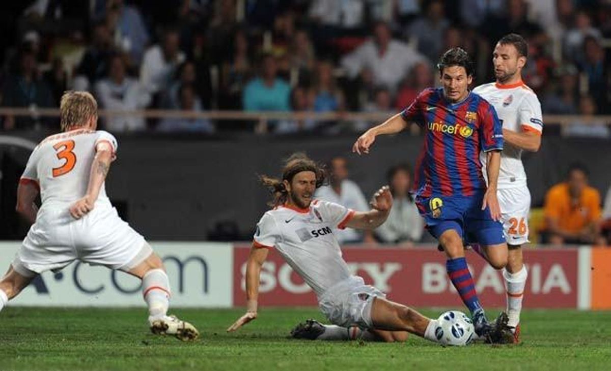 Messi esquiva l’entrada de Txigrinski en la final de la Supercopa d’Europa celebrada a Mònaco el 28 d’agost de 2009. El Barça es va emportar la copa a Catalunya després d’un partit molt travat que va guanyar per 1-0.