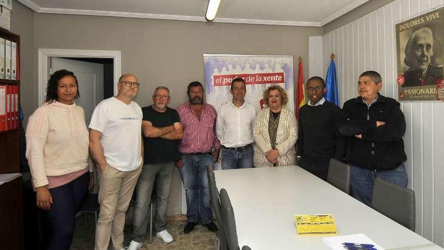 Ana Isabel Díaz, tercera por la derecha, junto a Ovidio Zapico y otros integrantes de la candidatura.