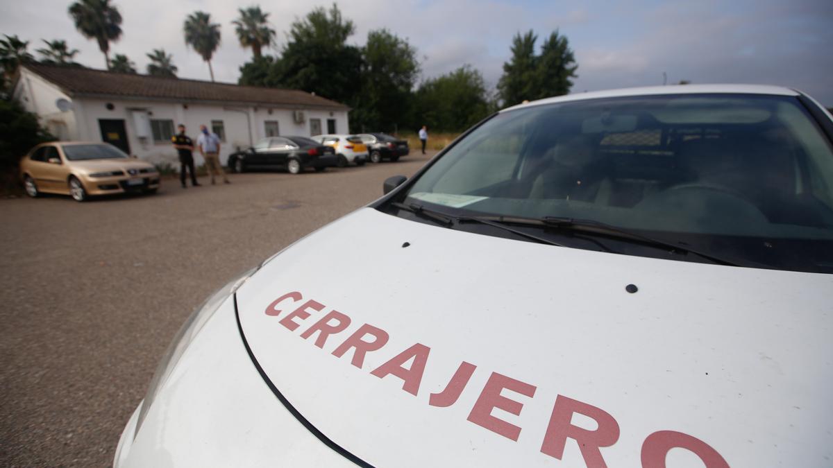 El cerrajero, que acompañó a la comisión judicial el pasado miércoles, en la Ciudad Deportiva.