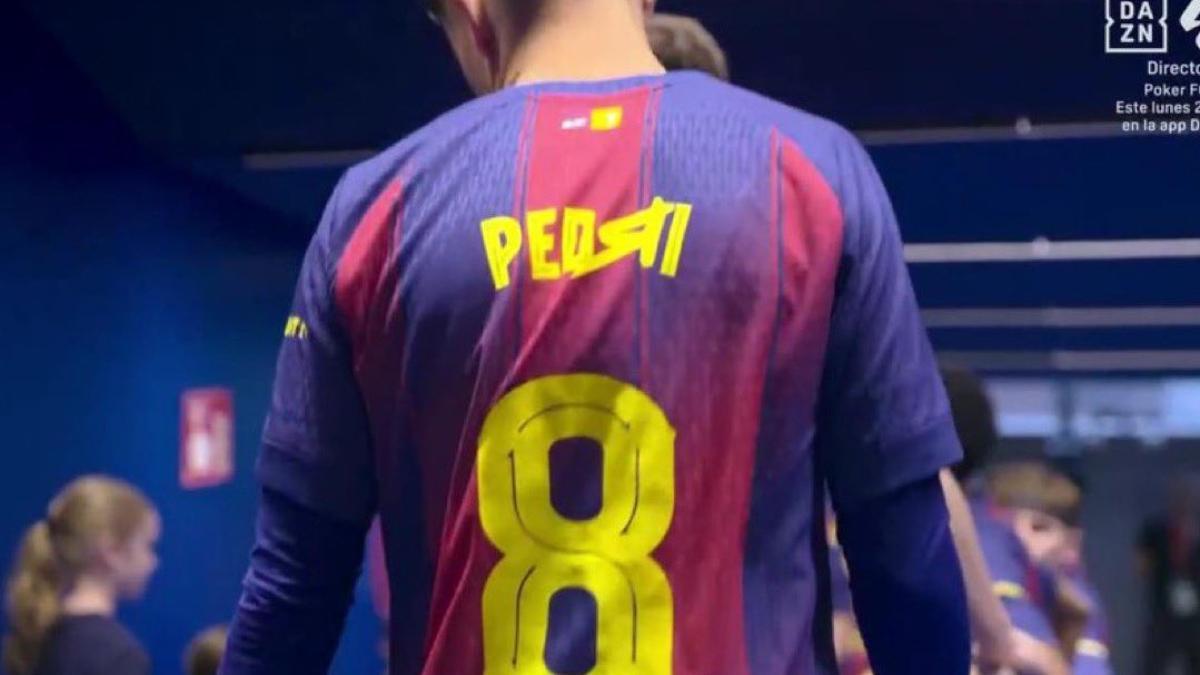La 'R' con un diseño diferente en la camiseta de Pedri