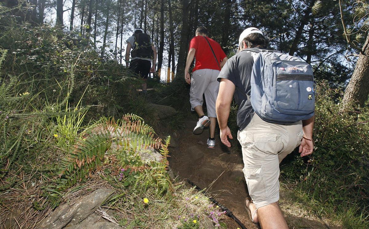 Tres senderistas practican el 'geocaching'.