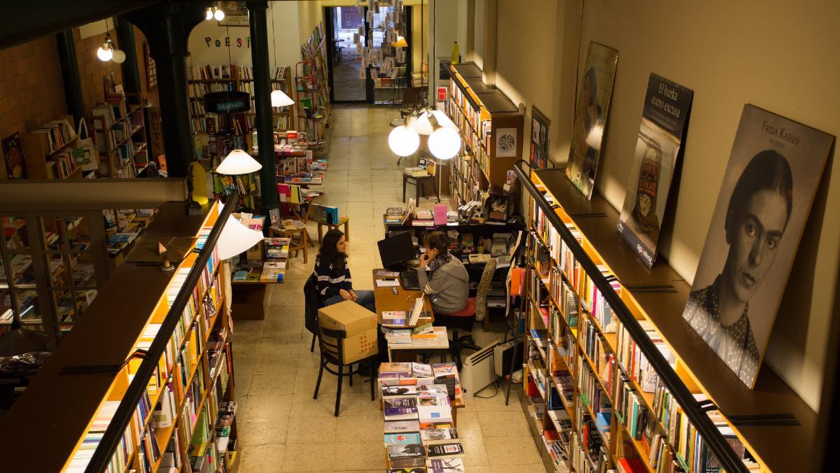La falta d’un local comercial fa perillar el futur de la llibreria Pròleg, pionera en literatura feminista