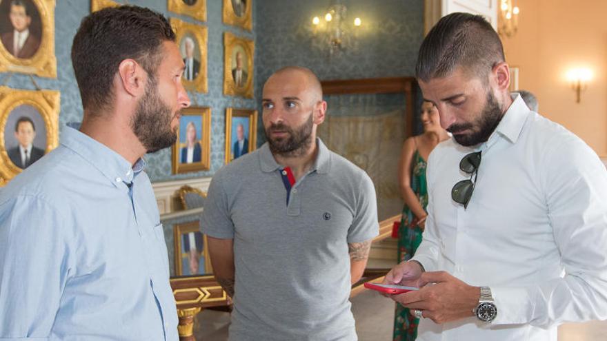 El entrenador Planagumà, el capitán Chechu Flores y el director deportivo Portillo, en el Ayuntamiento