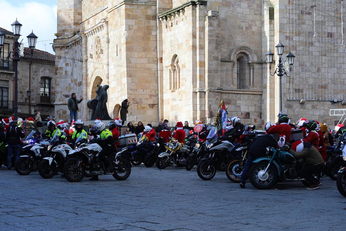 Zamora. Plaza Mayor. Papanoelada motera.