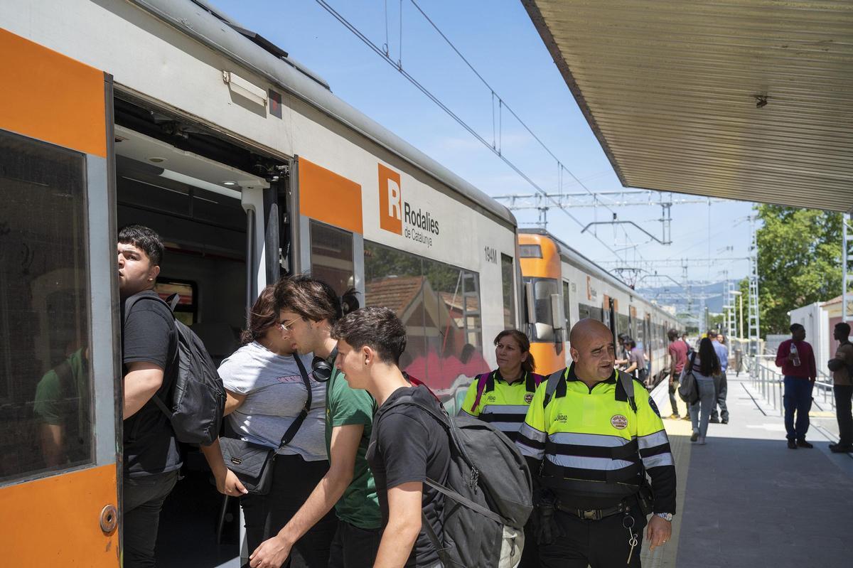 Viajeros al tren, en Granollers-Canovelles, el lunes