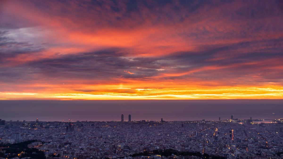 Pequeño pilar de Sol visible durante el amanecer en Barcelona, el 29 de diciembre del 2023