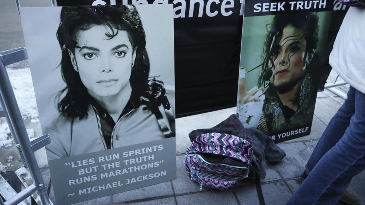 Carteles en apoyo a Michael Jackson a las puertas de la sala de Utah donde se estrenó el viernes el documental 'Leaving Neverland', dentro del festival de Sundance
