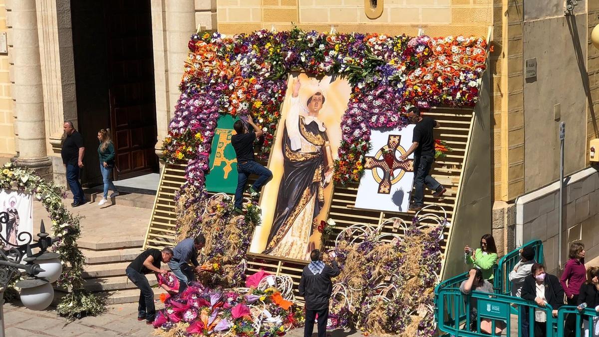 La ofrenda de flores de Sant Vicent del Raspeig se celebra en la mañana del día del patrón. ED