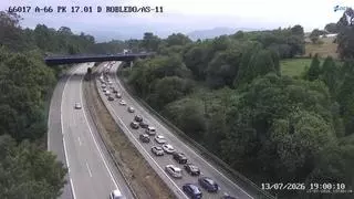 Un vehículo en llamas provoca hasta cinco kilómetros de retenciones en la autovía "Y"