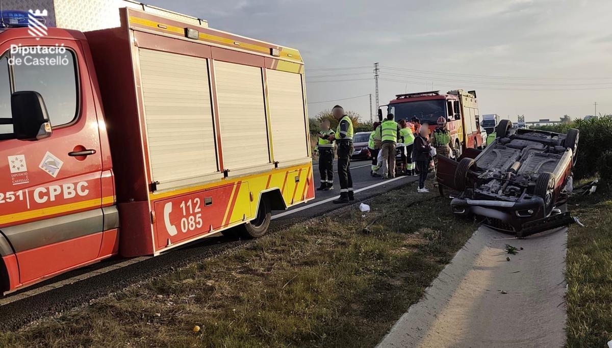 El turismo quedó boca abajo en la mediana de la autopista.